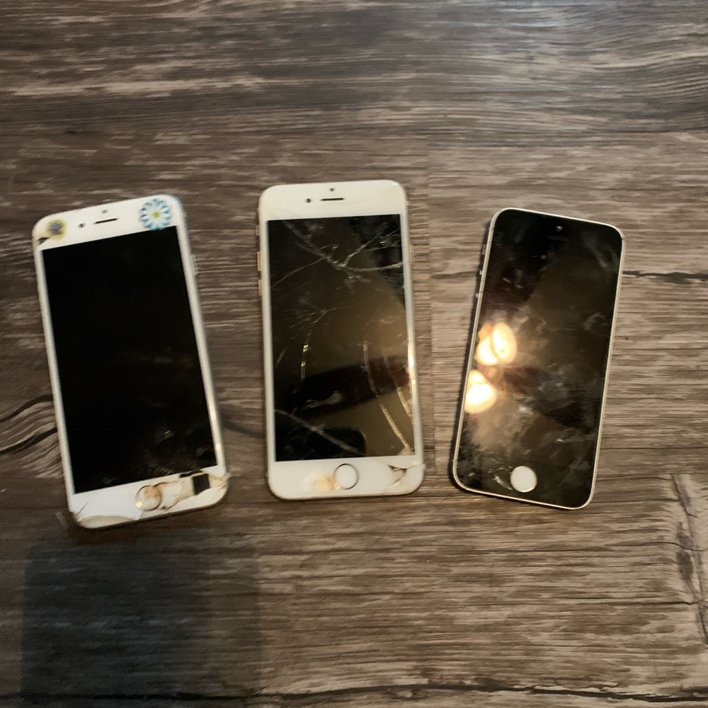 Three nonworking iPhones for sale for parts